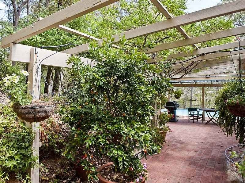 18 Benowa Drive, Glen Forrest WA 6071