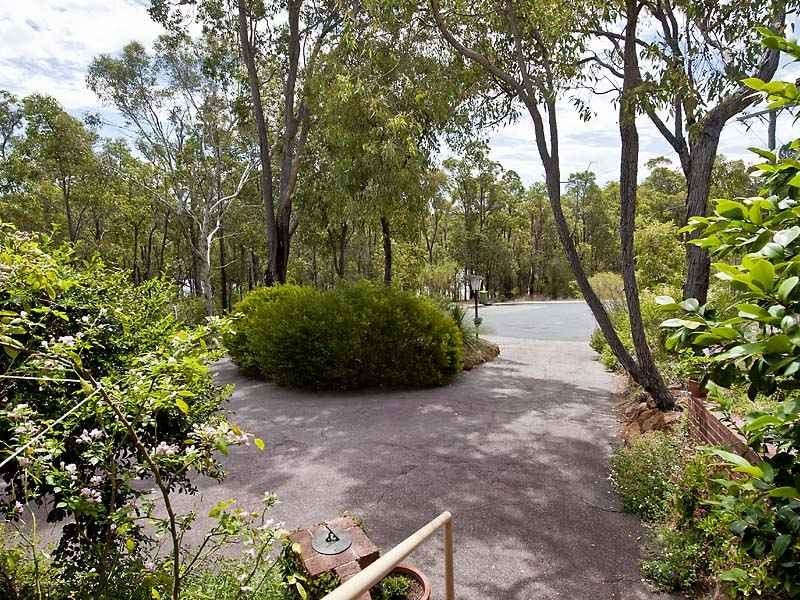 18 Benowa Drive, Glen Forrest WA 6071