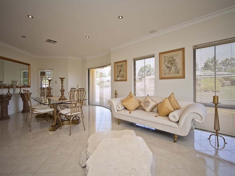 2 Claret Ash Court, Helena Valley WA 6056