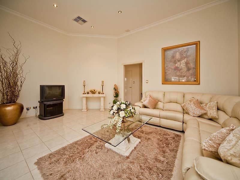 2 Claret Ash Court, Helena Valley WA 6056