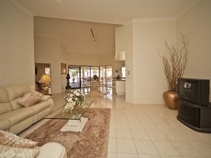 2 Claret Ash Court, Helena Valley WA 6056