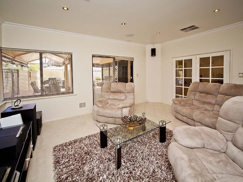 2 Claret Ash Court, Helena Valley WA 6056