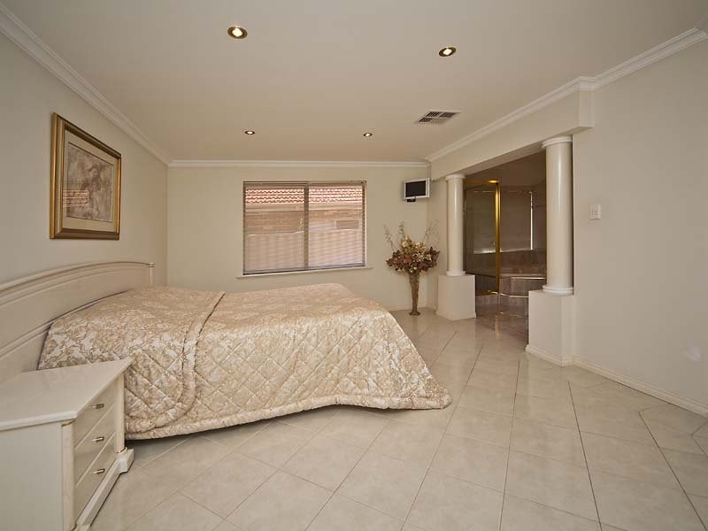 2 Claret Ash Court, Helena Valley WA 6056