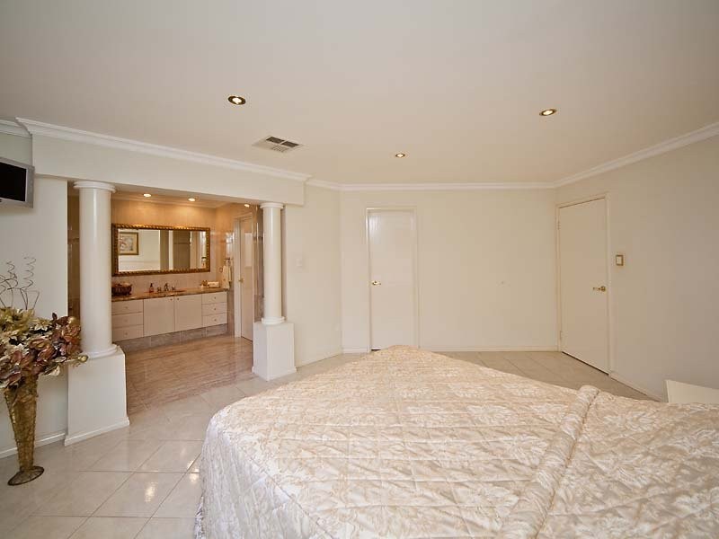 2 Claret Ash Court, Helena Valley WA 6056