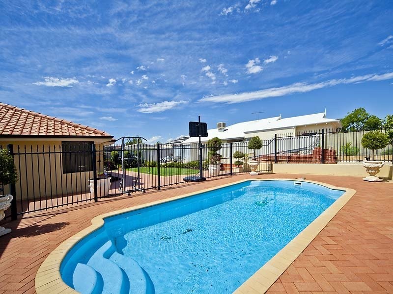 2 Claret Ash Court, Helena Valley WA 6056