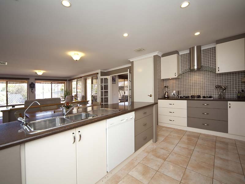 14 Robinia Rise, Helena Valley WA 6056