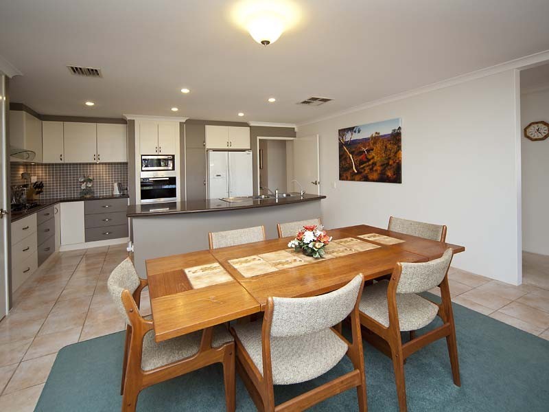 14 Robinia Rise, Helena Valley WA 6056