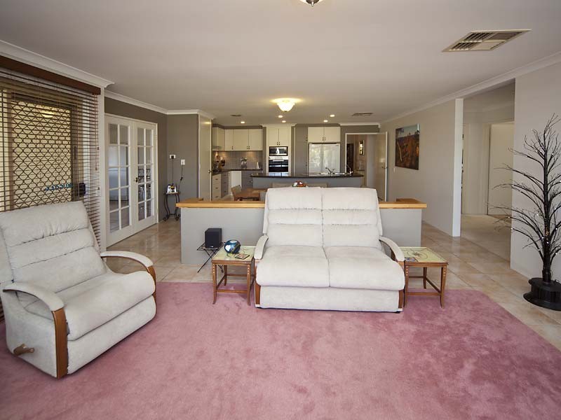 14 Robinia Rise, Helena Valley WA 6056