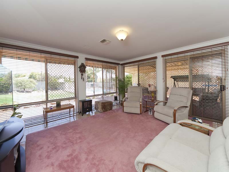 14 Robinia Rise, Helena Valley WA 6056