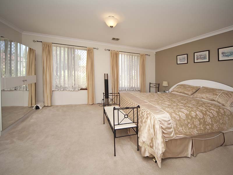 14 Robinia Rise, Helena Valley WA 6056