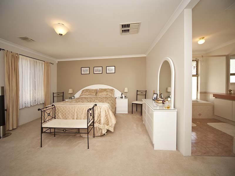 14 Robinia Rise, Helena Valley WA 6056