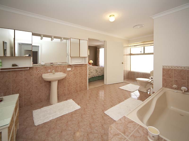 14 Robinia Rise, Helena Valley WA 6056