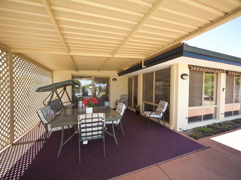 14 Robinia Rise, Helena Valley WA 6056