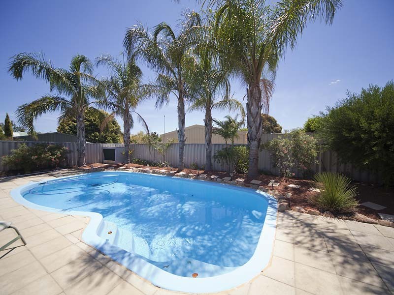 14 Robinia Rise, Helena Valley WA 6056