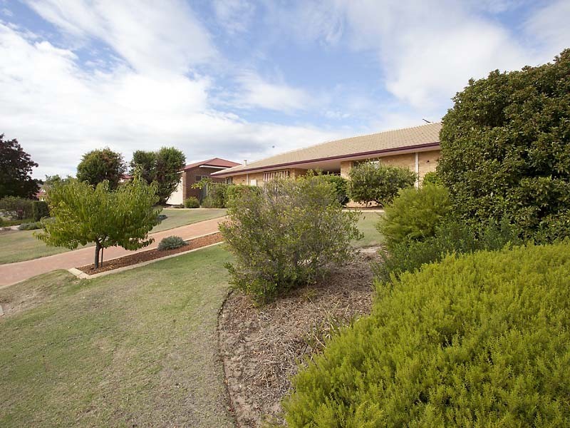 11 Robinia Rise, Helena Valley WA 6056