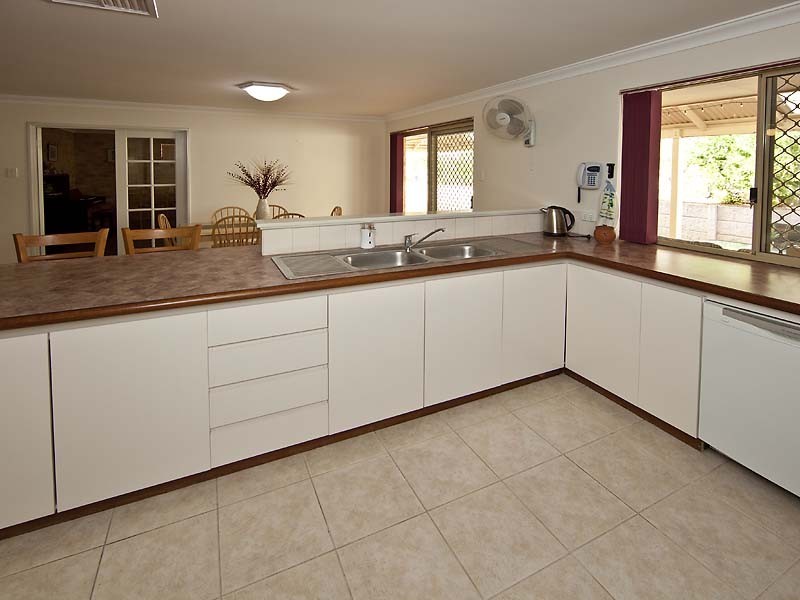 11 Robinia Rise, Helena Valley WA 6056