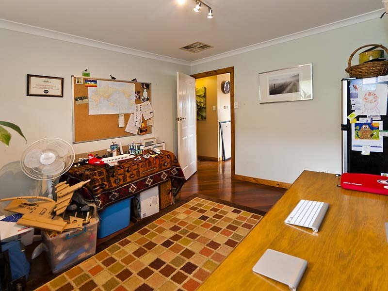 10 MulberryTree Close, Swan View WA 6056