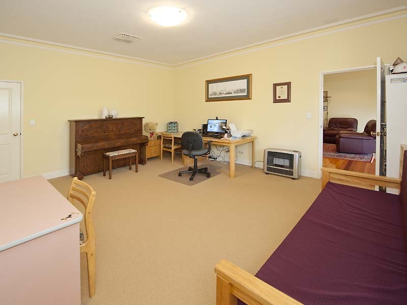 40 Lakeside Drive, Helena Valley WA 6056