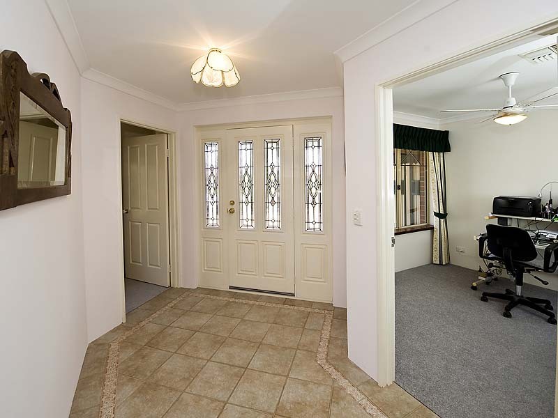 12 Claret Ash Crt, Helena Valley WA 6056