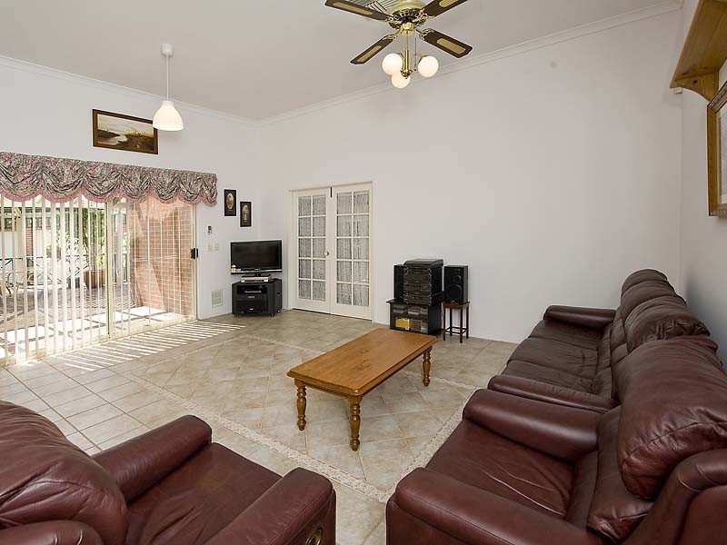 12 Claret Ash Crt, Helena Valley WA 6056