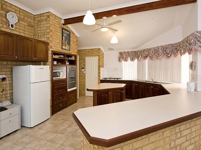 12 Claret Ash Crt, Helena Valley WA 6056