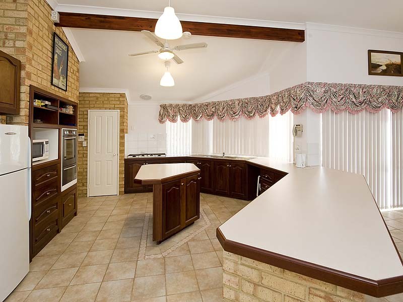 12 Claret Ash Crt, Helena Valley WA 6056