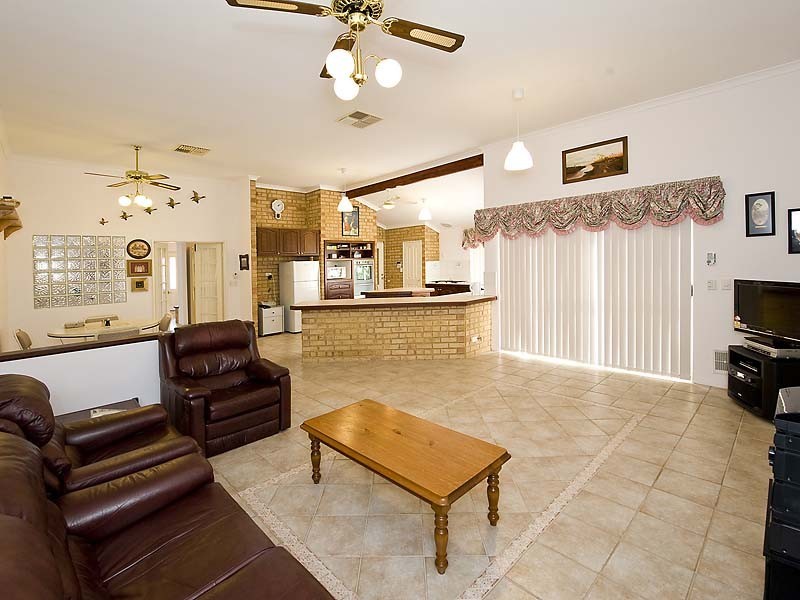 12 Claret Ash Crt, Helena Valley WA 6056