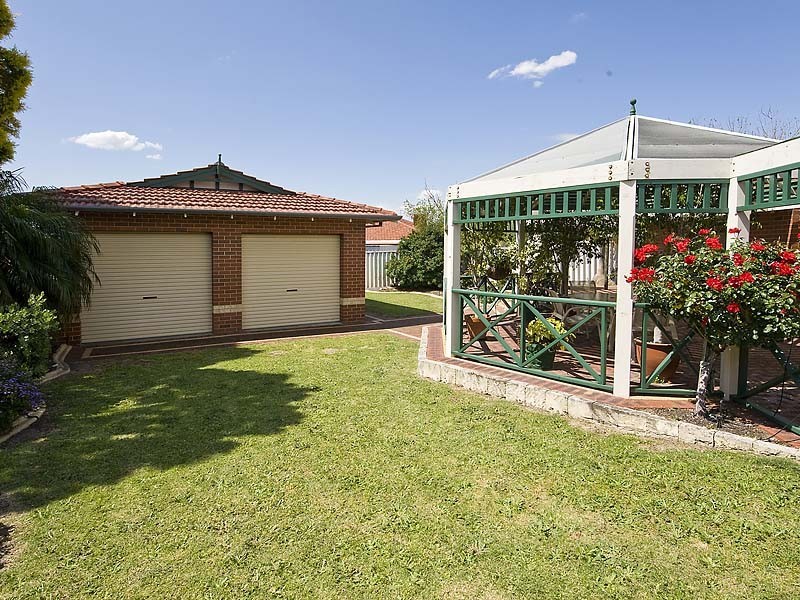 12 Claret Ash Crt, Helena Valley WA 6056