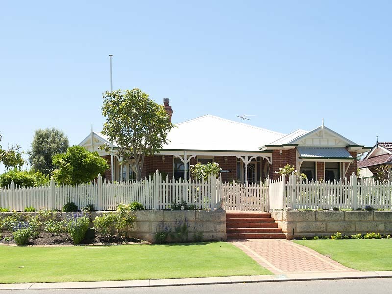 9 River Bank Blvd, South Guildford WA 6055