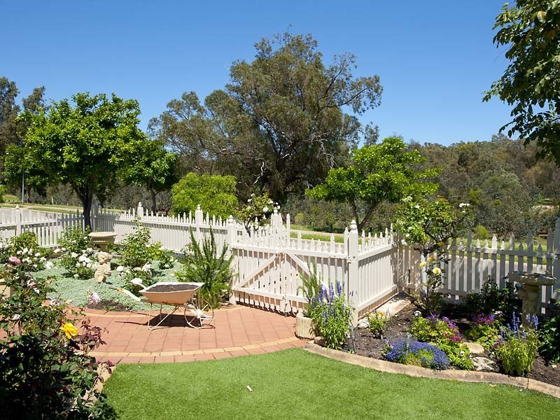 9 River Bank Blvd, South Guildford WA 6055