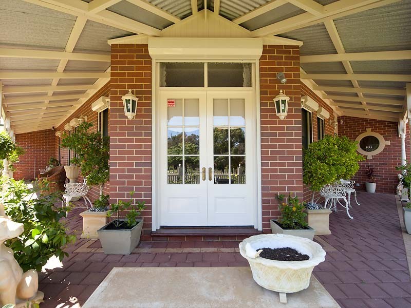 9 River Bank Blvd, South Guildford WA 6055