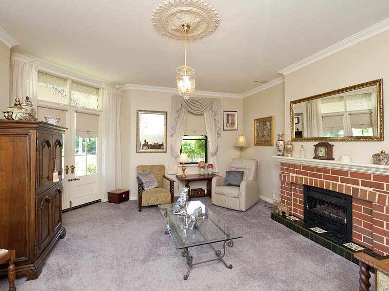 9 River Bank Blvd, South Guildford WA 6055