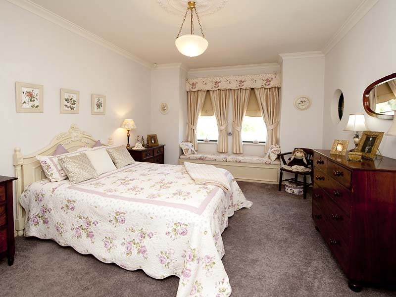 9 River Bank Blvd, South Guildford WA 6055