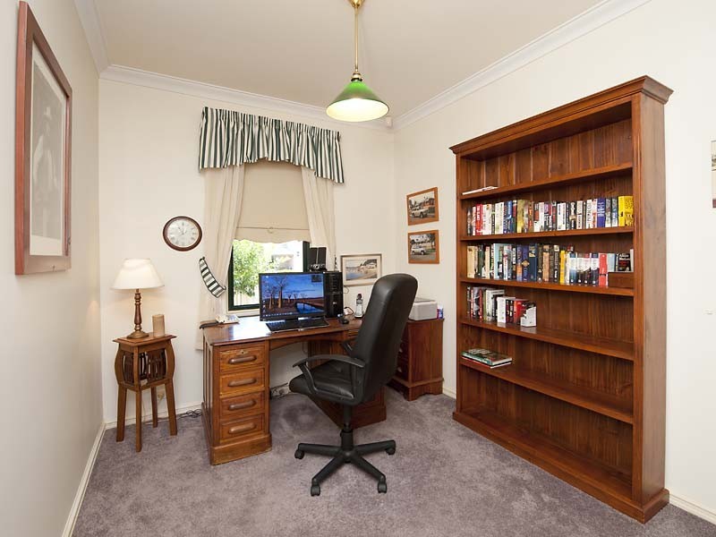 9 River Bank Blvd, South Guildford WA 6055