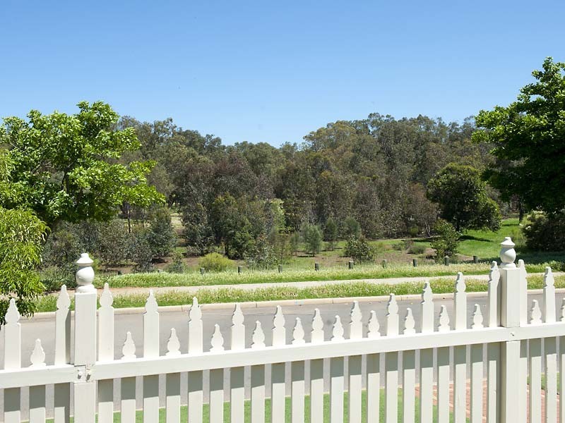 9 River Bank Blvd, South Guildford WA 6055