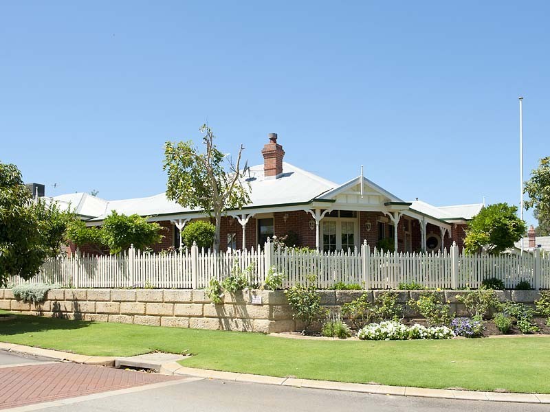 9 River Bank Blvd, South Guildford WA 6055