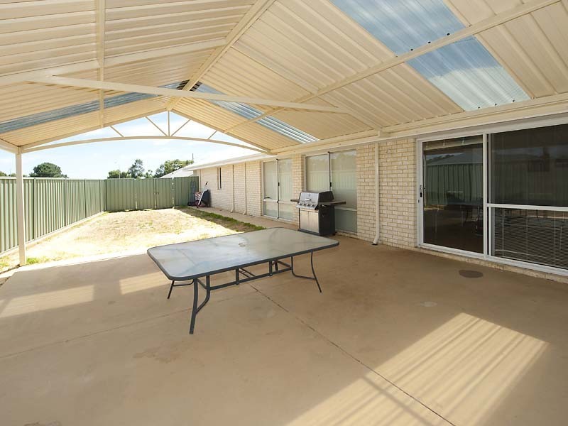 8 Drummond Gardens, Helena Valley WA 6056