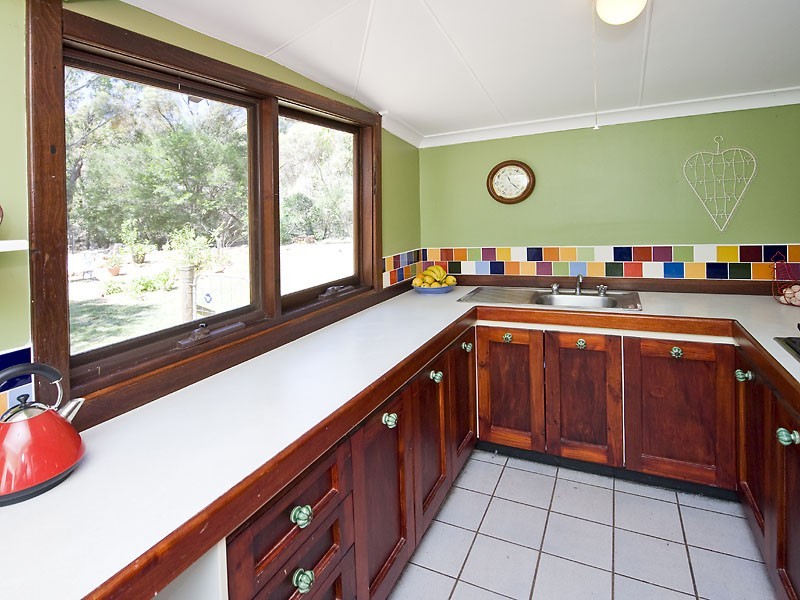7 Burkinshaw Rd, Glen Forrest WA 6071