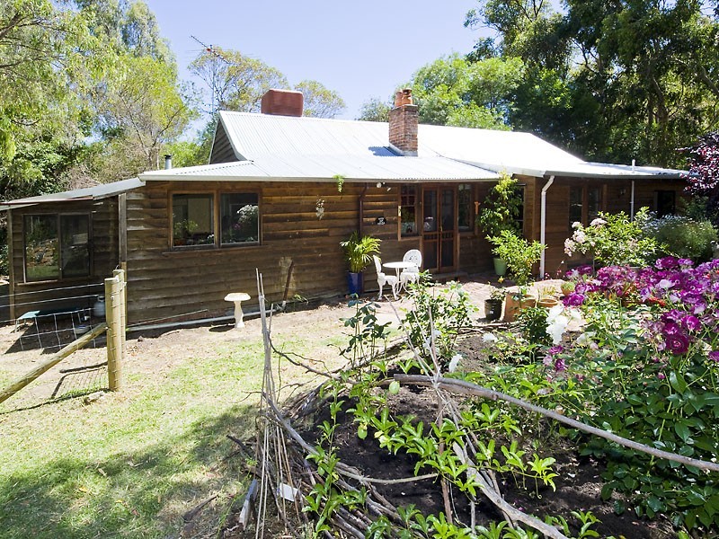 7 Burkinshaw Rd, Glen Forrest WA 6071