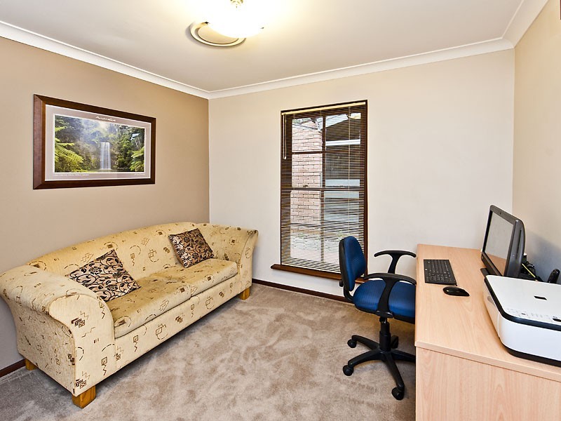 4 Melville Court, Helena Valley WA 6056