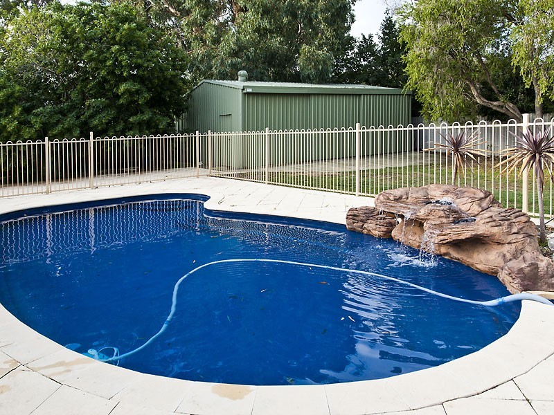 4 Melville Court, Helena Valley WA 6056