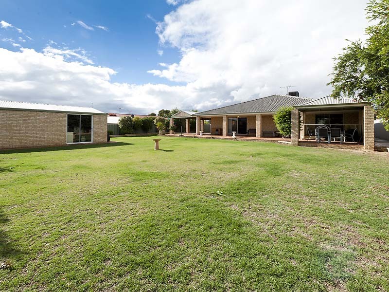 16 Tipuana Rise, Helena Valley WA 6056