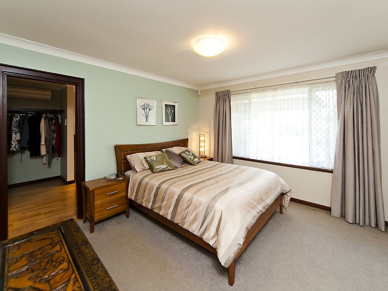 24 Curtis Street, Lesmurdie WA 6076