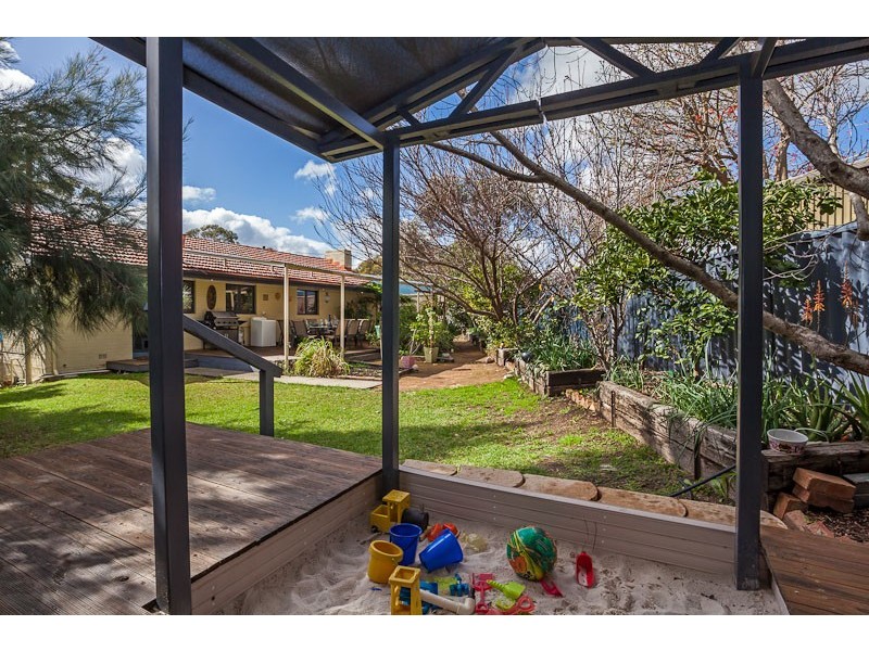 22 Wagoora Way, Koongamia WA 6056