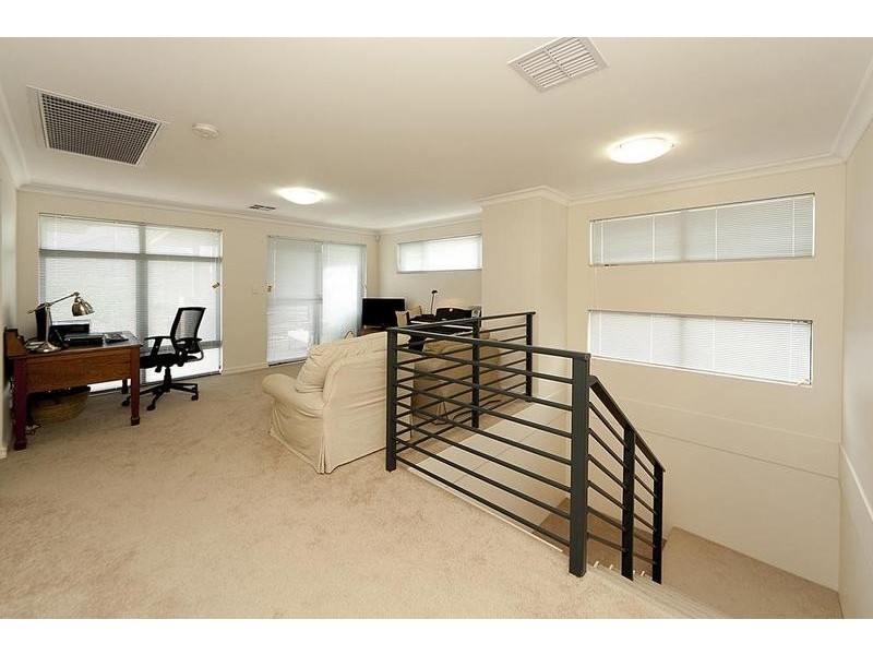 17 Pexton Drive, South Guildford WA 6055