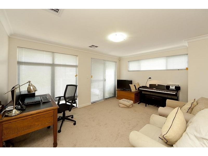 17 Pexton Drive, South Guildford WA 6055