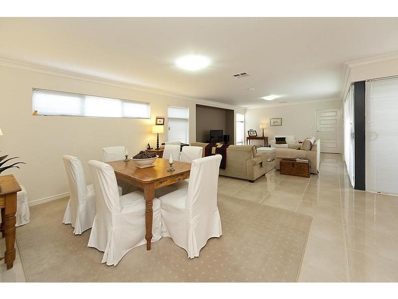 17 Pexton Drive, South Guildford WA 6055