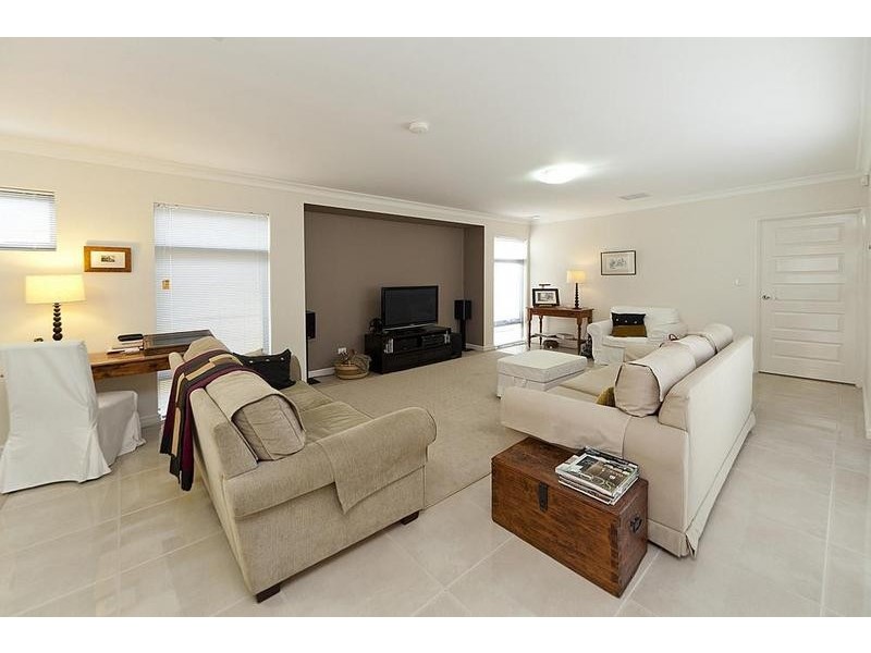 17 Pexton Drive, South Guildford WA 6055