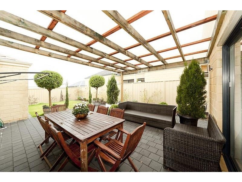 17 Pexton Drive, South Guildford WA 6055