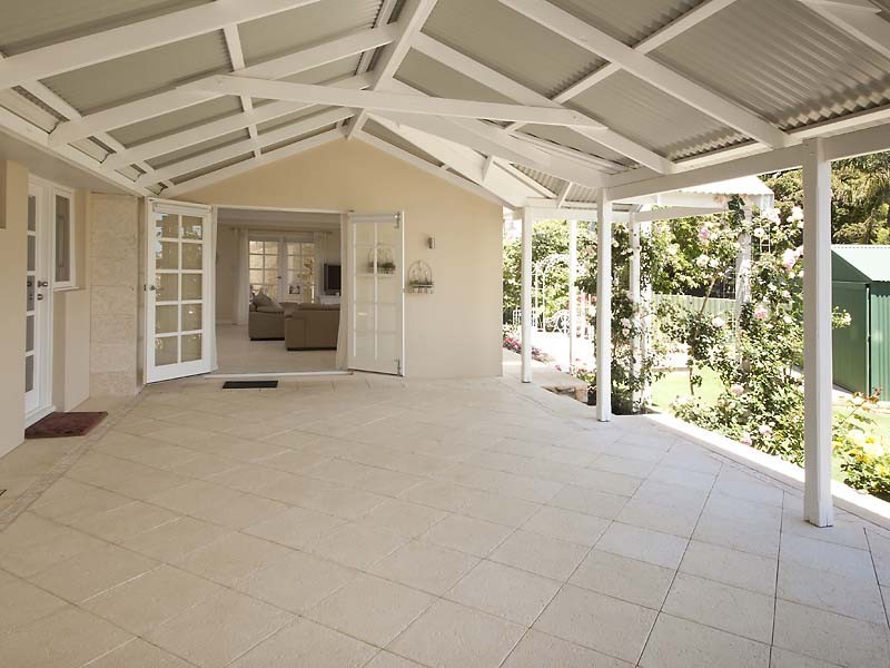 6 Scenic Drive, Maida Vale WA 6057